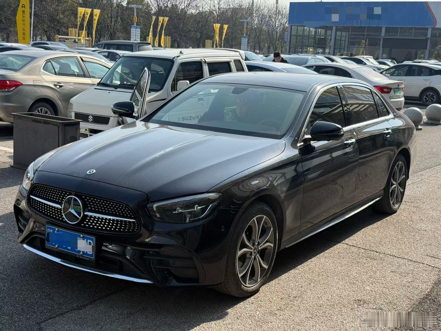 拿了一台好货奔驰E300L运动时尚版2023年上牌 2.2万公里黑外棕内 原版原