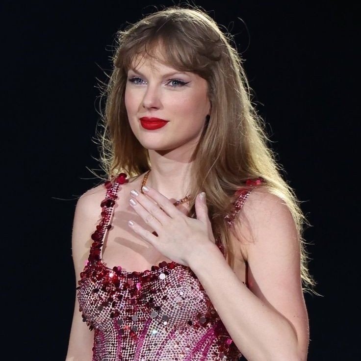 #TaylorSwift[超话]##霉霉高歌时遭飞虫入口# 哈哈哈霉霉也没想到能