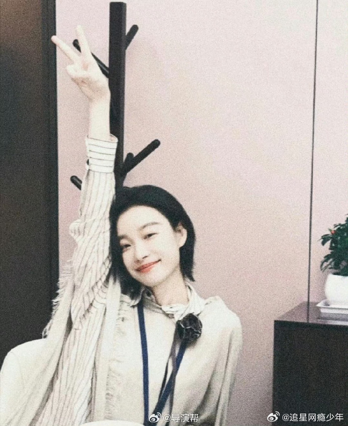 倪妮 向野的我们路透《向野的我们》新疆录制路透掉落，倪妮红外套造型亮眼吸睛，没有