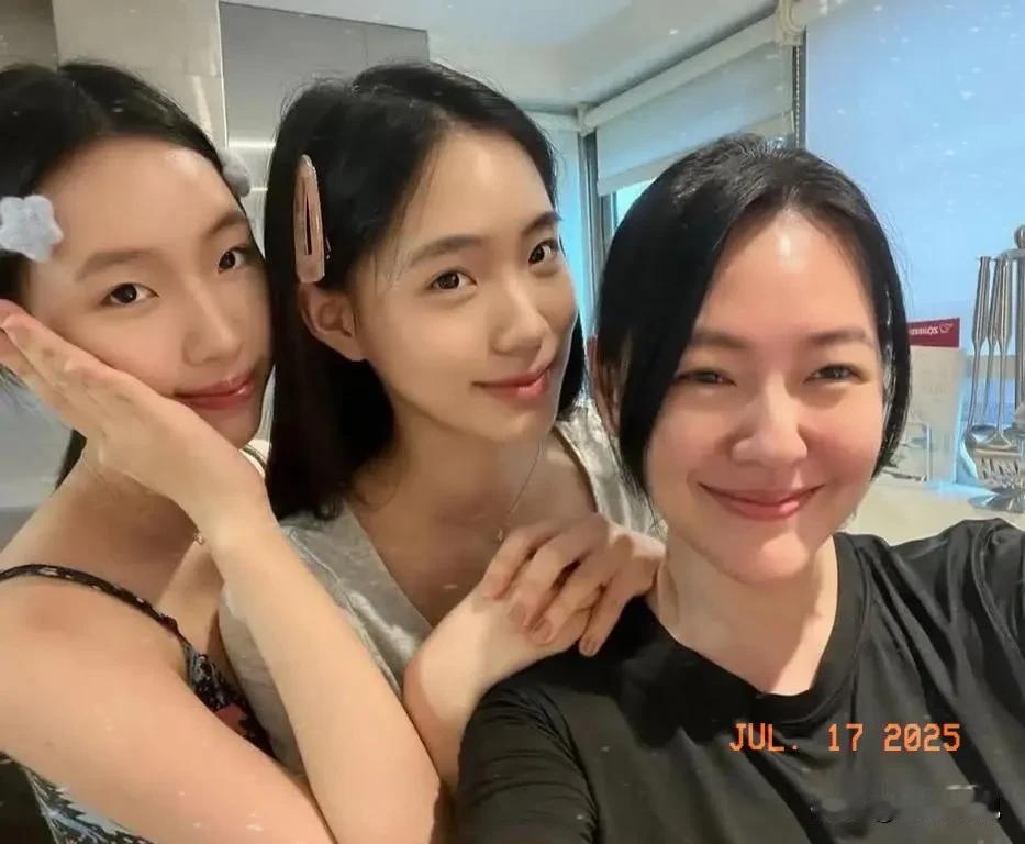 这几天小S挺高兴的，不是因为她闺女开始挣钱了，是因为汪小菲女儿露面后，网上都说汪