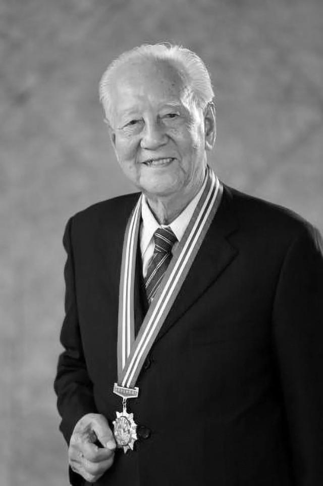 1988年，64岁的黄旭华亲自坐进核潜艇，执行极限深度下潜试验。随着深度不断增加