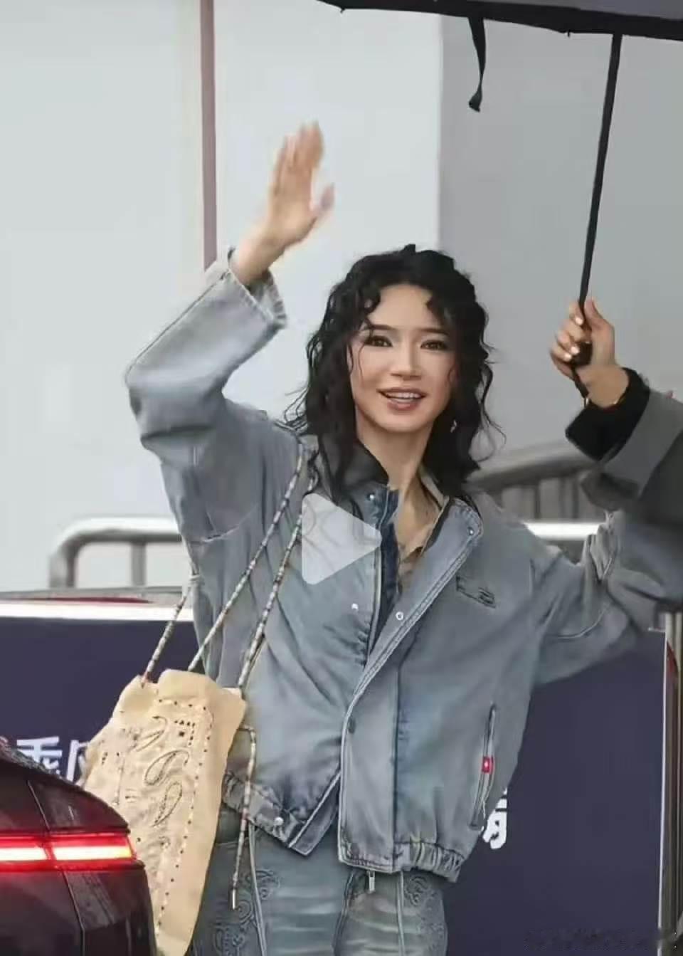 代斯浪姐一公造型代斯一公造型 代斯一公上班路透，我不相信这泡面头就是一公造型！！