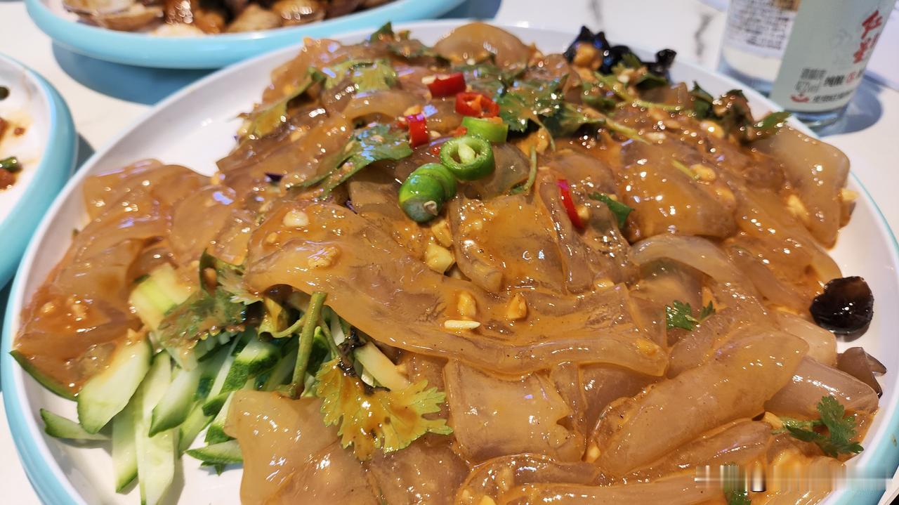 在东戴河佳兆业吃到了带鱼的鱼香肉丝。一顿饭一百多元贵不贵呀！