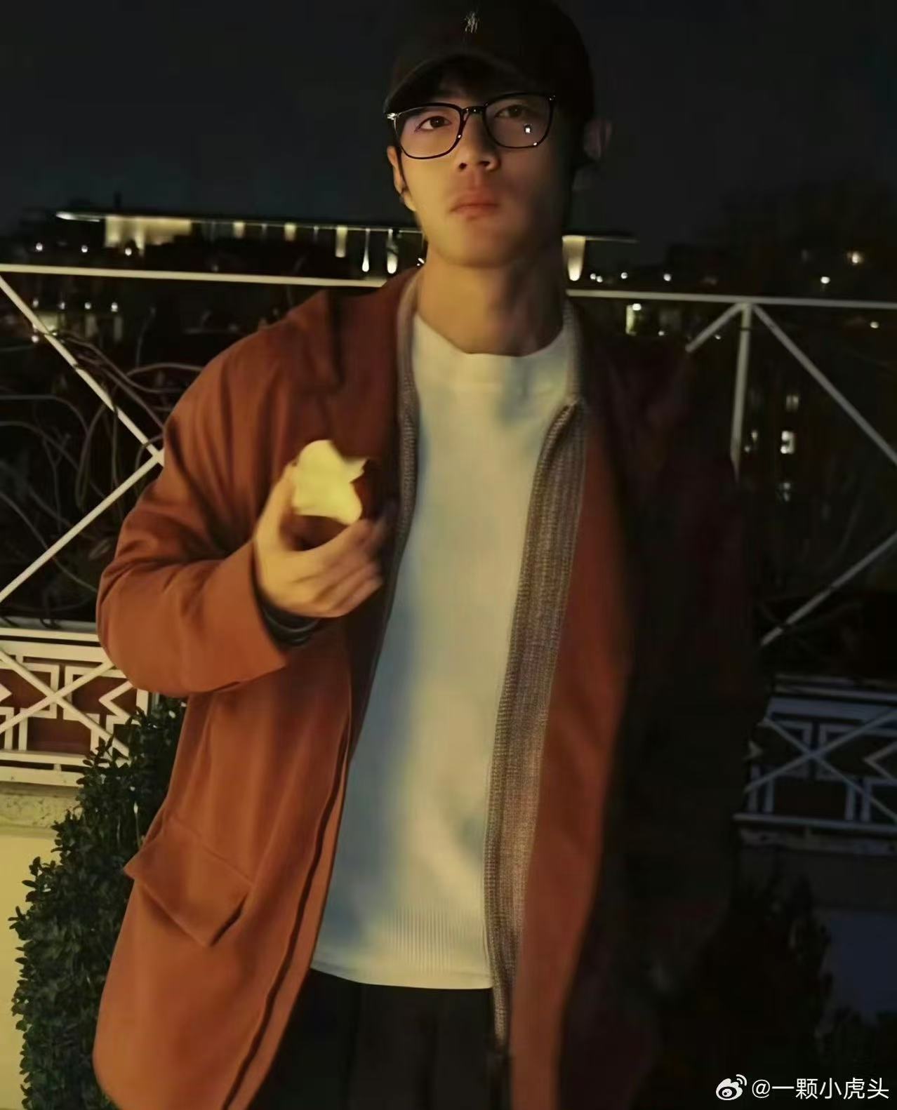 肖战把苹果吃得很标准肖战苹果吃得很标准肖战把苹果吃得很标准，不错不错，