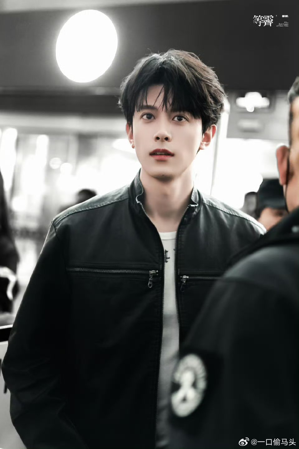 邓凯一款求饶型艺人剧里阴鸷疯批气场拉满，机场被围到手足无措，反复求粉丝早点回去休