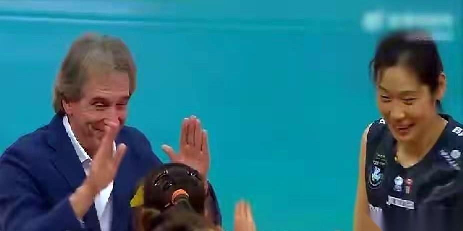 王媛媛落地土耳其了！加拉塔萨雷，签约一年，这事儿算是板上钉钉了。
说真的，看着咱