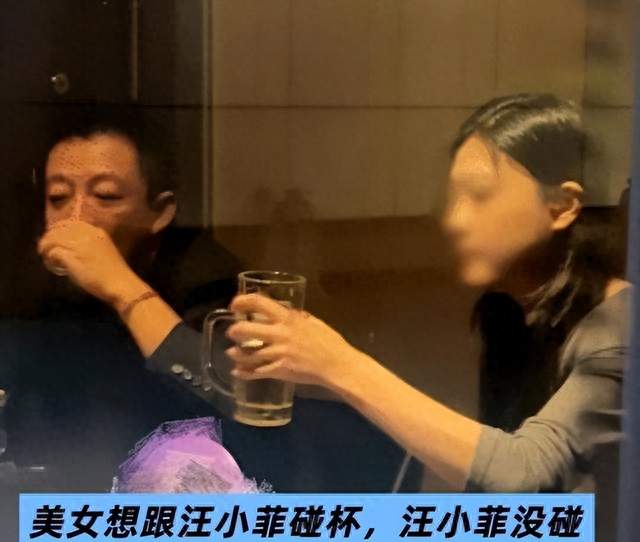 马筱梅直播当晚，汪小菲饭局女生撞脸大S？14秒视频藏着关键细节