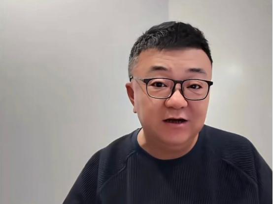 孙臣曦从足球小将退队那天，孙爸恨不得放鞭炮庆祝，转头就把董路骂成“骗子”；半年后