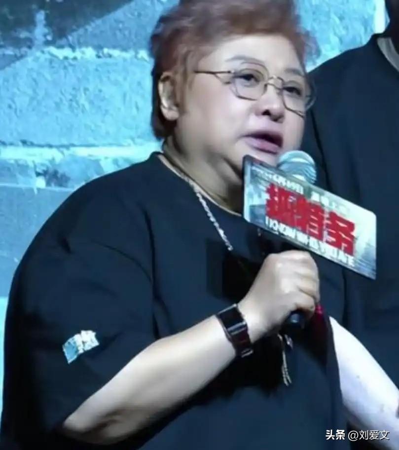 实事求是的说，韩红文化水平不高，没有什么文化素质。主要是童年或少年的遭遇给心留下