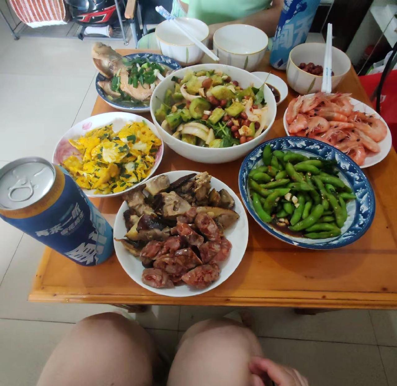 宁做酒里妖精，也不做人间怨妇～生活虐我千万遍，我把酒杯当初恋！姐妹，酒满上，该干