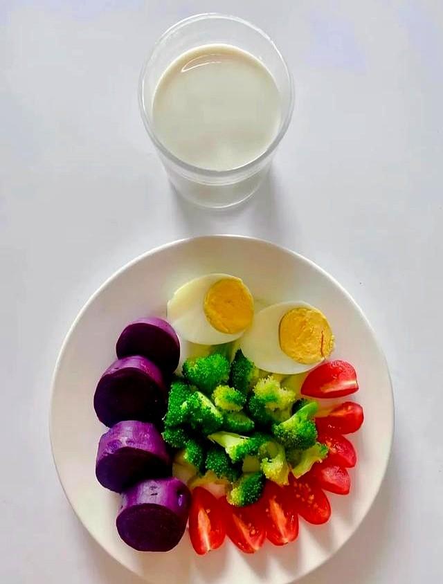 节食饿肚子，运动累得趴下，结果体重秤上的数字还是岿然不动？看着腰间的游泳圈，心心