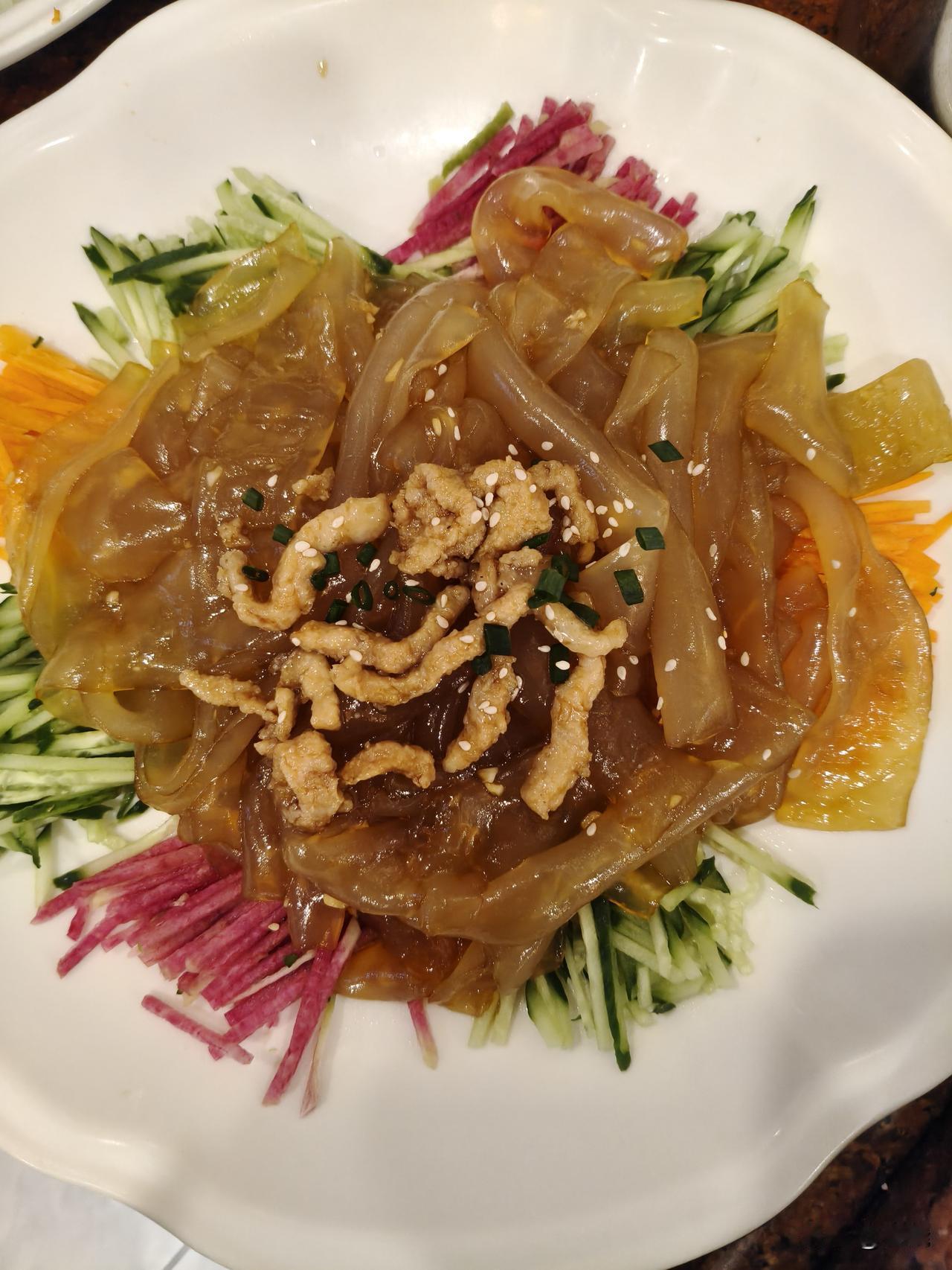 洗碗的人偶尔会失手摔碎碗碟，且洗的越多摔碎碗碟的概率就越大。
不洗碗的人自然就不