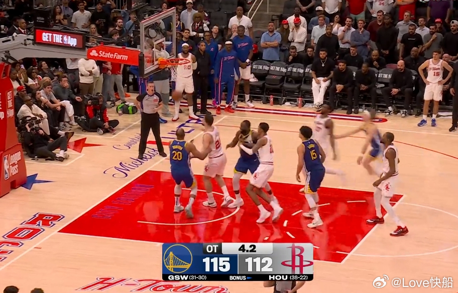 杜兰特丢了两个关键的罚球，太罕见了！当第3罚，想故意罚丢的时候时，打板进去了。。