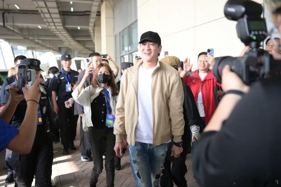 何润东复刻项羽抱盔甲图何润东今晚出席”苏超”联赛宿迁主场，出发时他还发了复刻“项