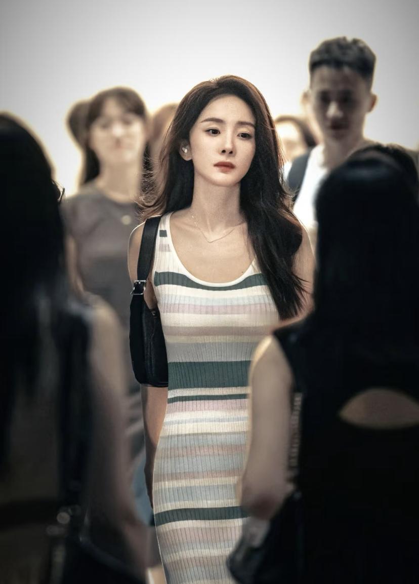 奉劝大家一句，
千万不要被杨幂给骗了，
别看她穿这条裙子这么好看，但是事实上这裙