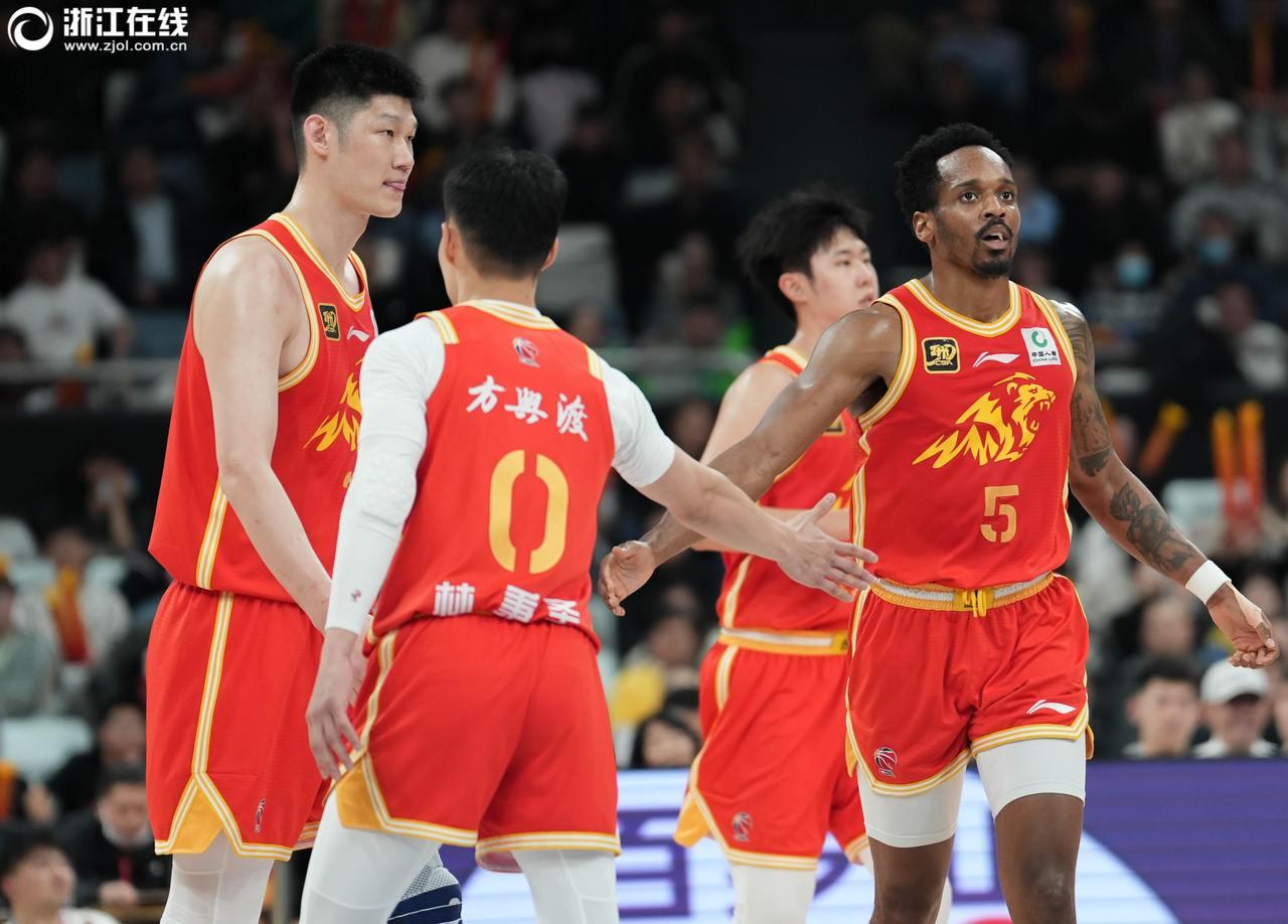 广厦终于听劝了
 
就在主场对阵吉林的这场常规赛前，广厦队的大名单一公布，卡尔顿