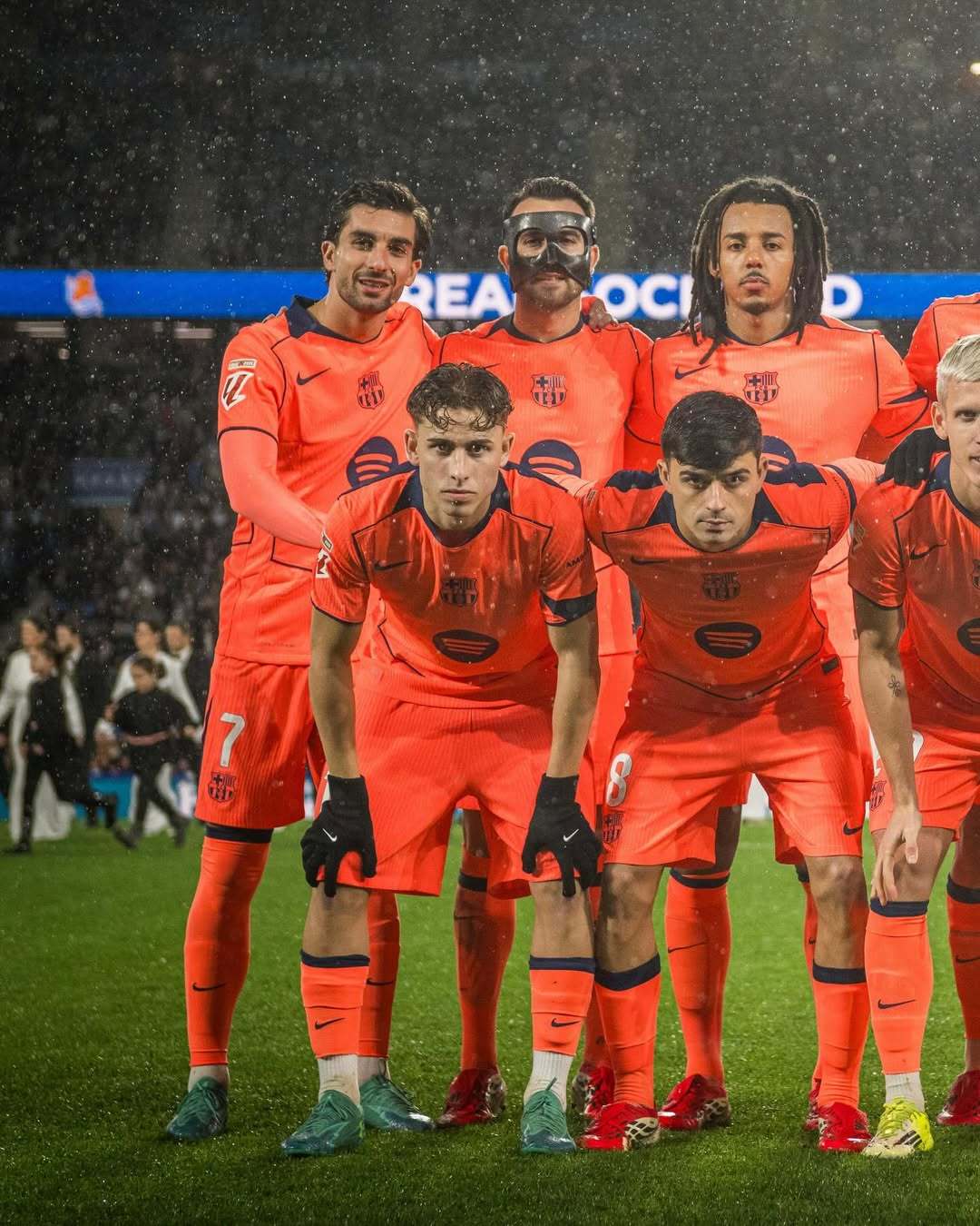 巴萨首发11人合影。皇家社会2比1巴萨西甲