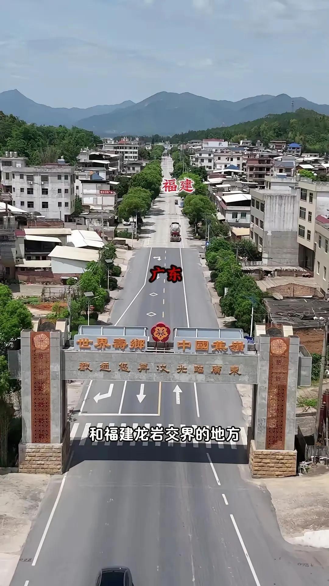 想不到啊，广东最穷的梅州马路比隔壁龙岩的马路要好。梅州和龙岩都是山区，但是梅州经