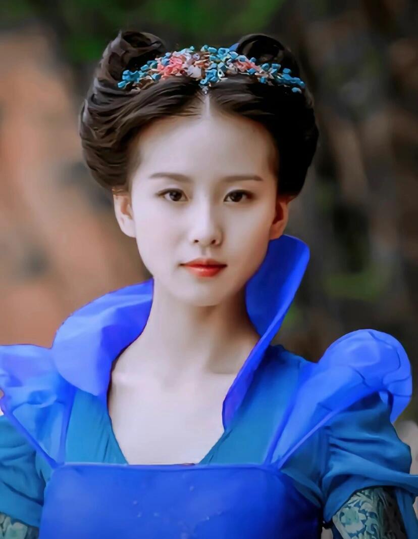 清澈纤细清冷感美人！刘诗诗 她的美就像她的名字，柔情似水，风姿绰约。她的眉眼鼻唇