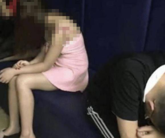 西藏，一男子住酒店，看到门后面有个卡片，跟上面的女人联系后，支付了300元，在房