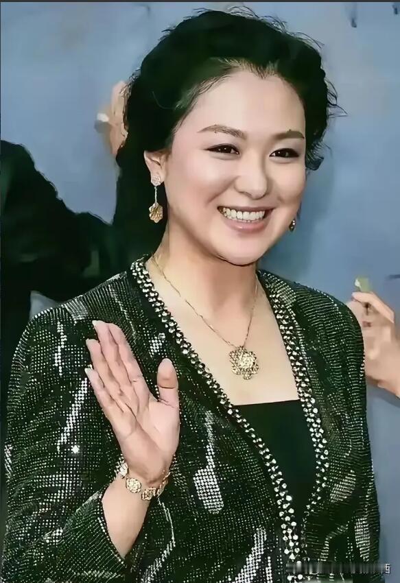她年轻的时候真的没有曾黎和刘亦菲好看，但现在老了，有一种成熟后端庄大方得体的美感