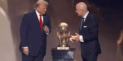 在世界杯小组抽签之前，特朗普却首先获得了一个奖牌，自己挂上了。
        