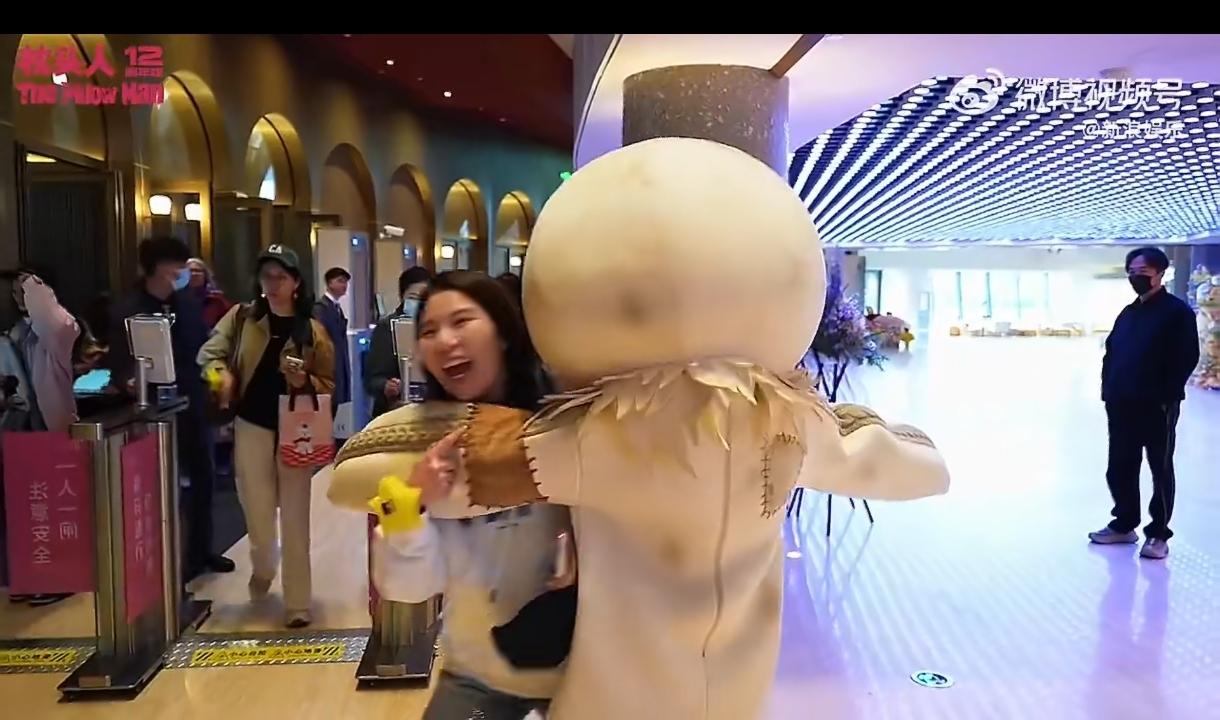 陈丽君扮玩偶宠粉，结果大型社死现场笑疯了
 
陈丽君为了给粉丝惊喜，话剧开演前偷