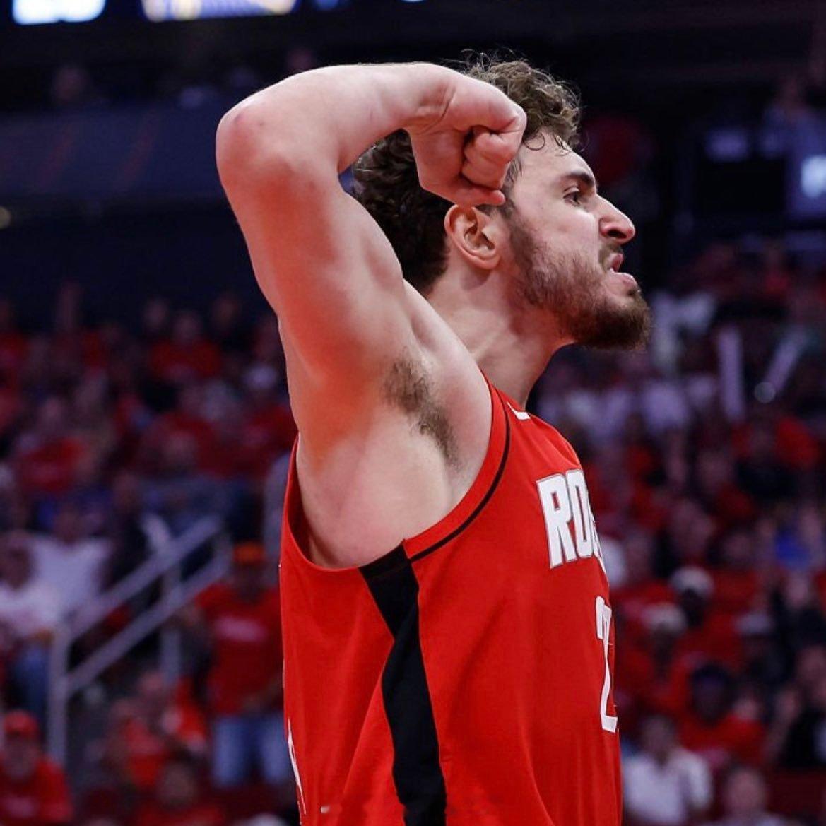 申京赛季前4场场均23.8分8.0篮板7.3助攻，投篮命中率49.2%，三分命中