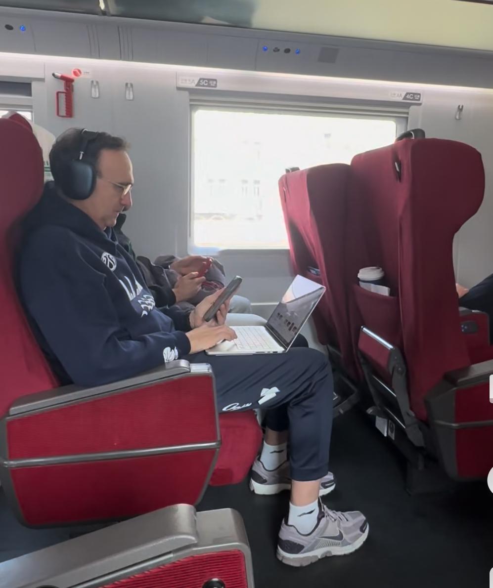 辽篮助教华莱士发文分享球队乘高铁前往吉林备战明晚比赛画面，乌戈指导一路都在忙于工