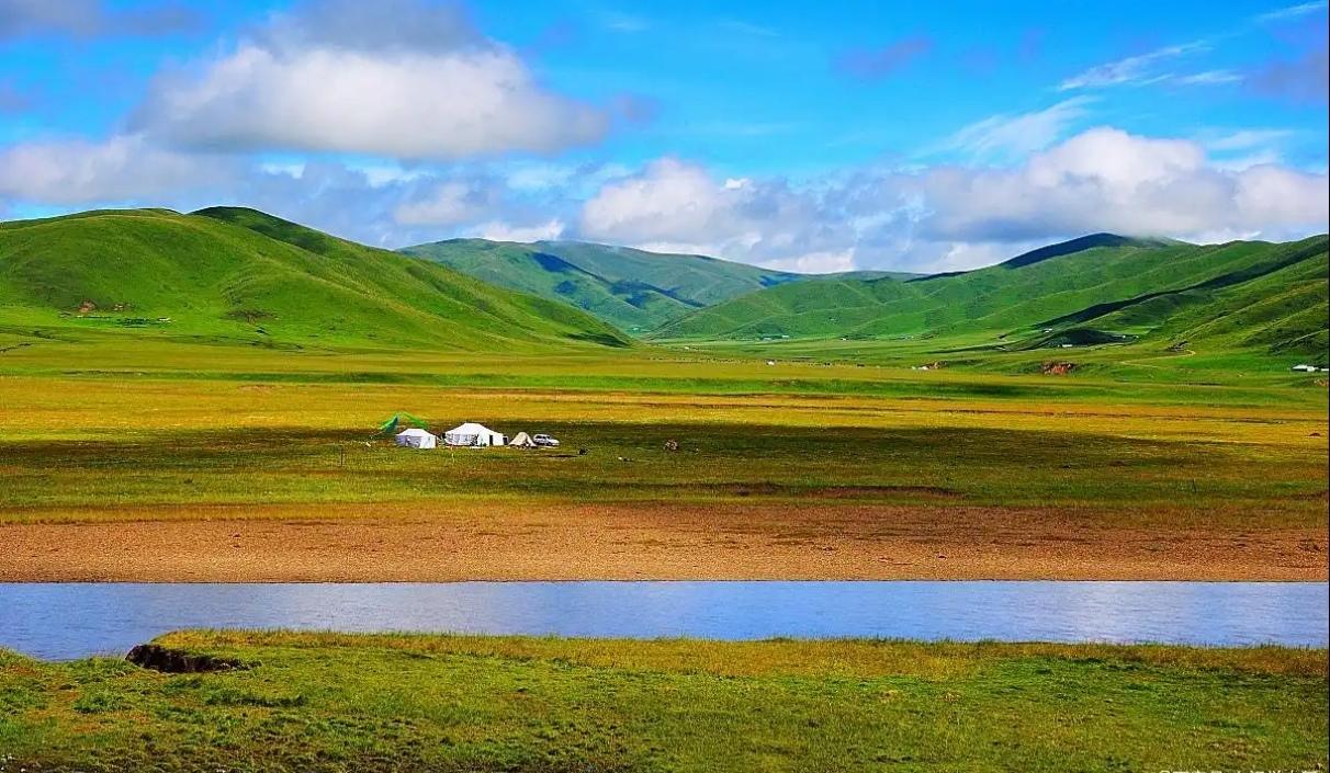 川西红原草原，是川西北高原上铺开的无垠绿毯。苍穹低垂，云絮漫卷旷野，清风掠过草浪