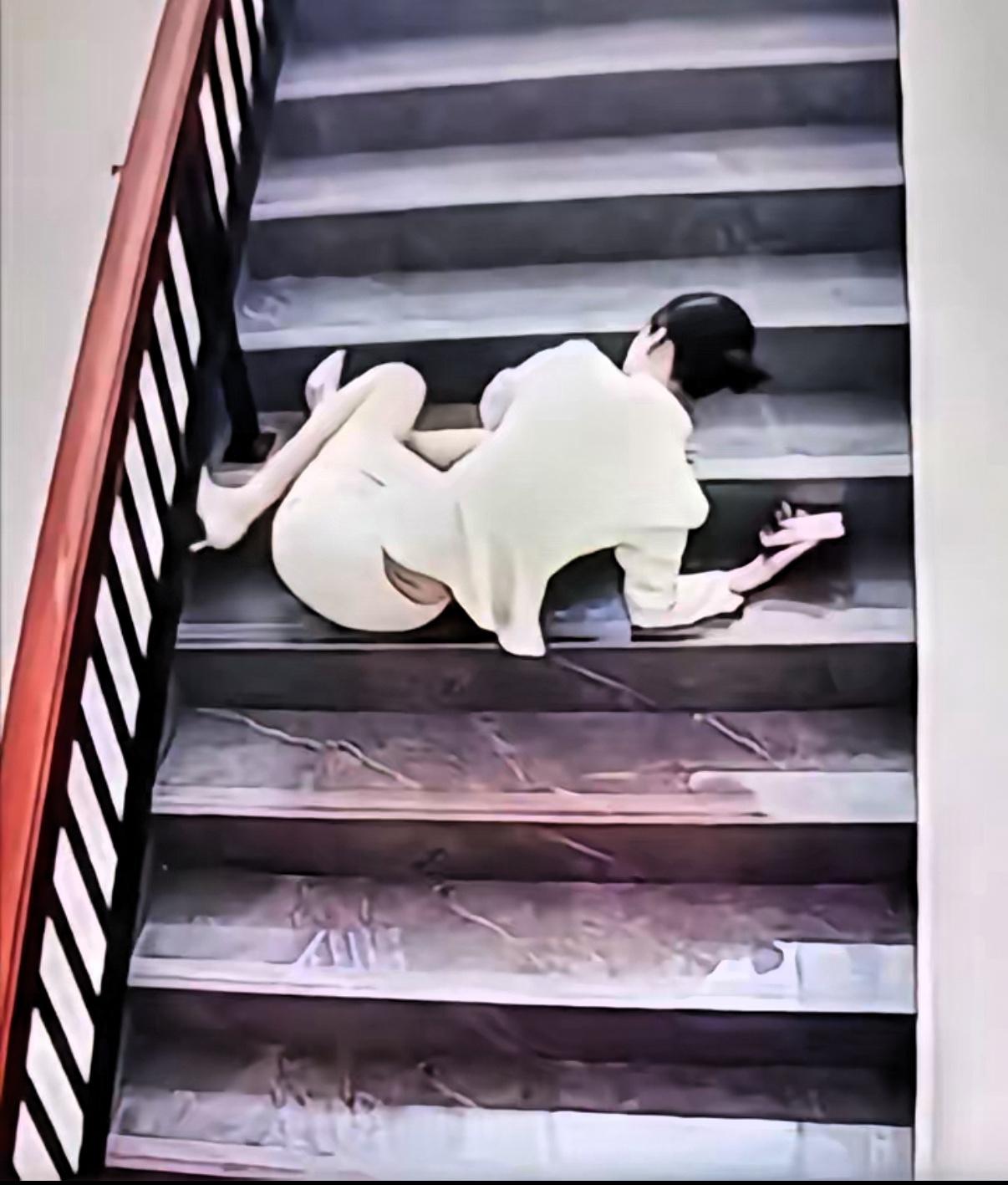 “当代周扒皮！”广西南宁，女子为了能挤上公司早高峰的电梯准点上班，特意每次先下到