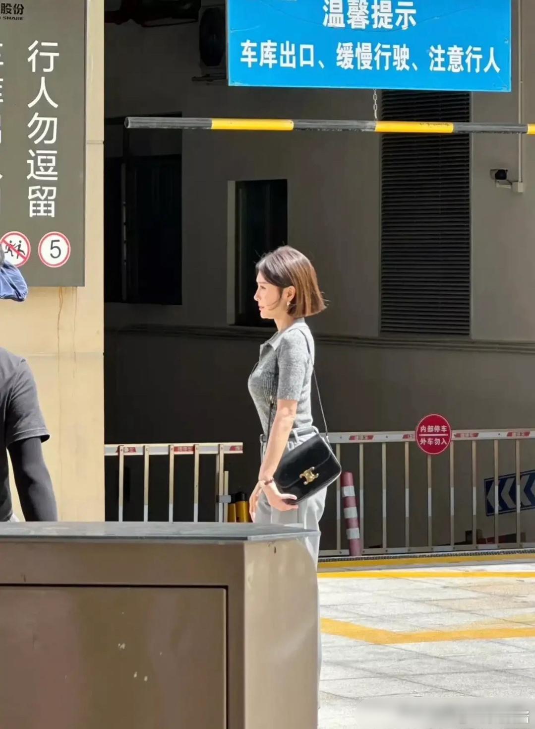 秦岚这路透，身材也太好了[good] ​​​