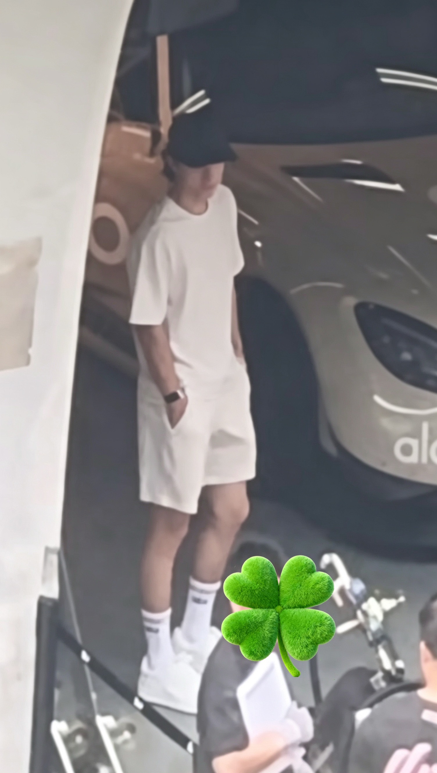 我嘞个 王一博这身材比例真的绝了[流鼻血][流鼻血]这个腿 精瘦精瘦的 看起来很