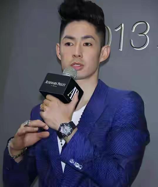 他只想安静结个婚，
评论区却追着问：
什么时候离？

6月29日，47岁的吴建豪