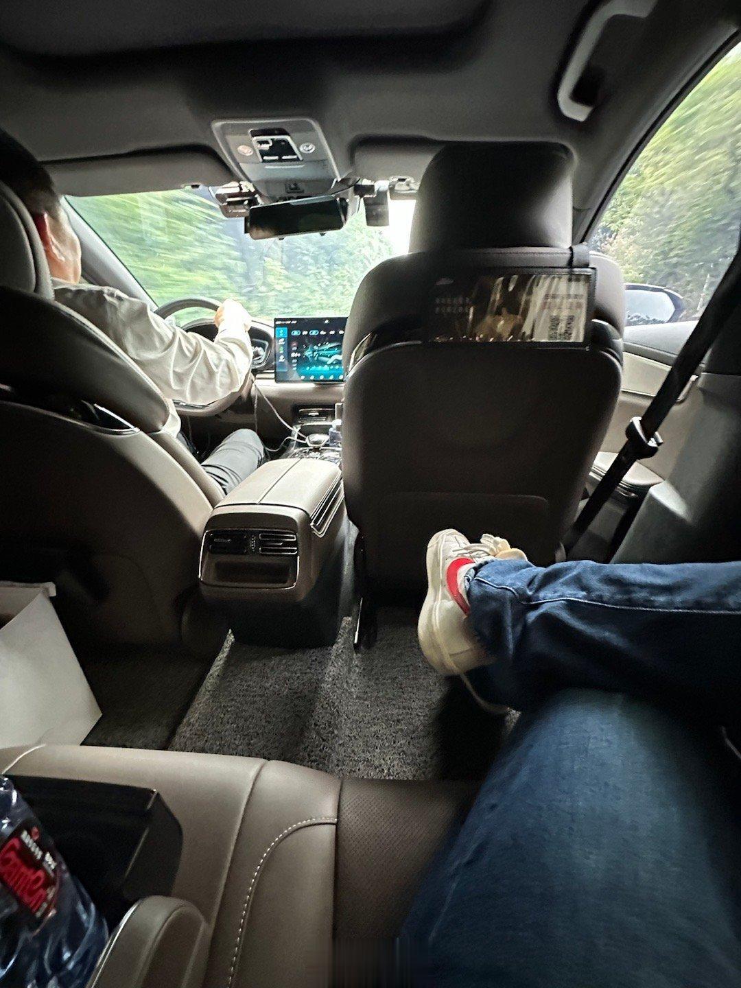 今天打车又遇到了一个爱聊的司机，也是一上车就开聊[笑哭][笑哭]师傅说，他这个车