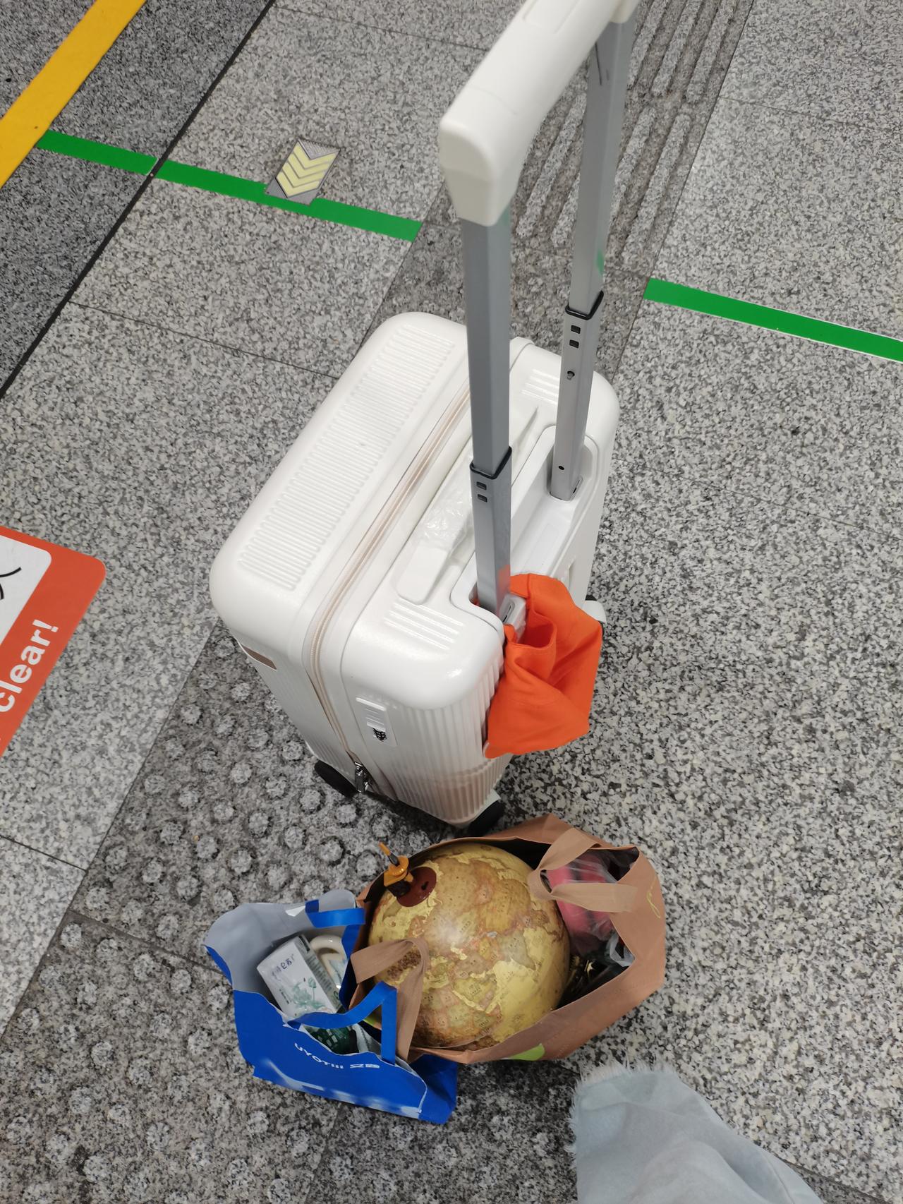 一大早刮了别人的车，
赔了对方300元，
人还是不能分心啊。

早上赶火车，
带