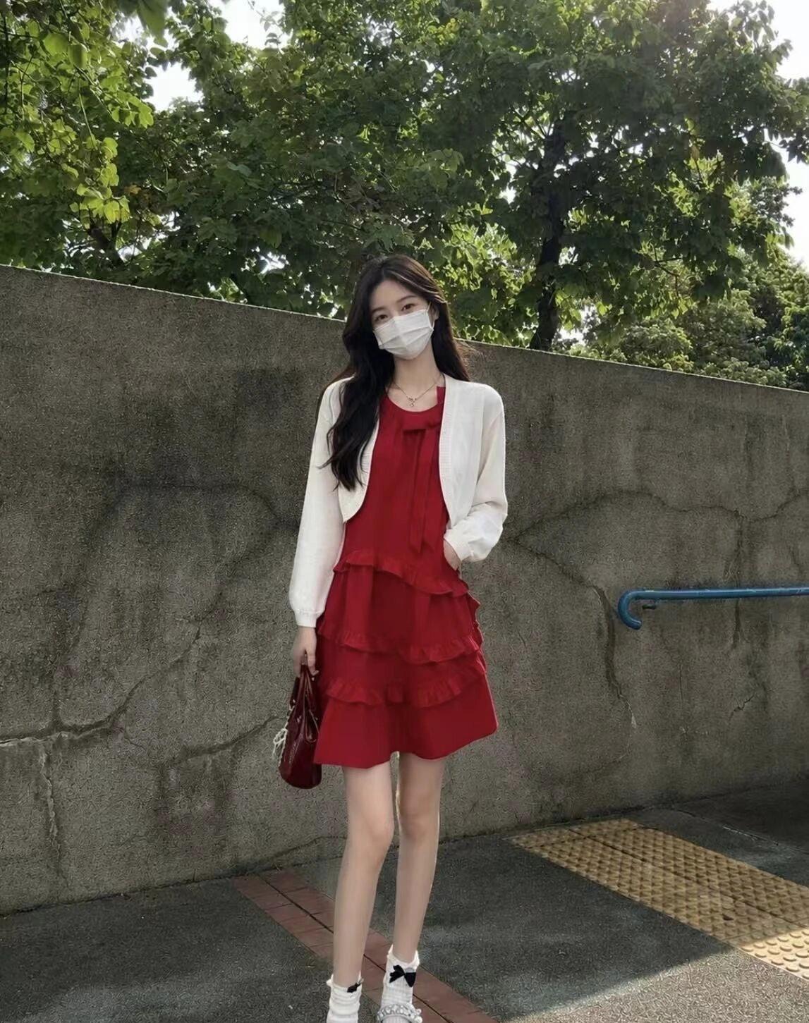 夏日清新穿搭，红色连衣裙搭配白色开衫，轻松自在！🌞👗👠