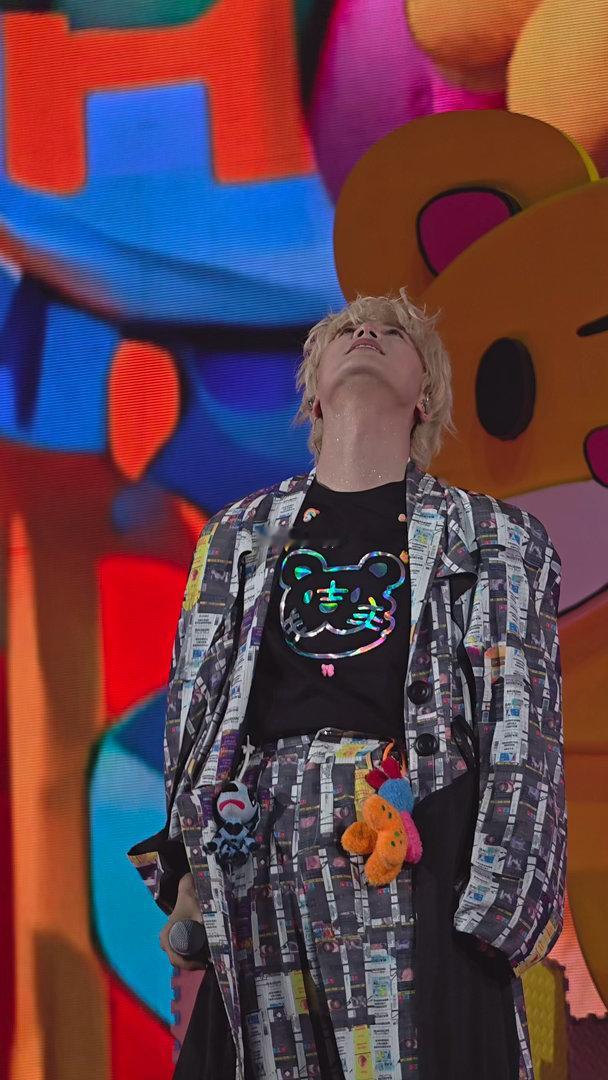 陆虎线下见完线上见 虎哥的字典里没有“下班”这个词。舞台上唱完，手机前接着聊，一