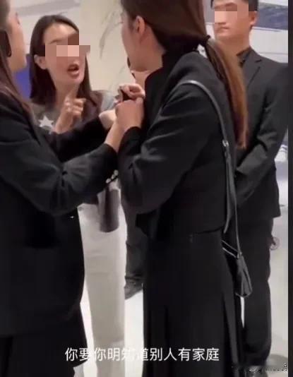 全网都在说合肥LV柜姐

说LV泼天的富贵来了
还是临近双一一

有人出主意说