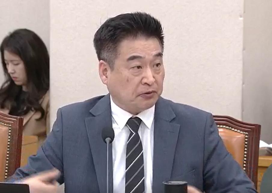 韩国国会听证会上，国会议员崔爀振指着水泥公司老板说你们的水泥产品污染十分严重，对