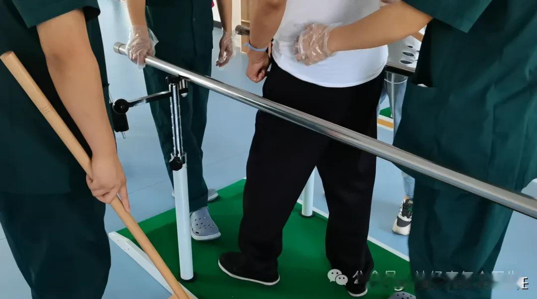 脊髓损伤：从不能站到自己走，这条路需要走多久？

第一阶段：幻想很丰满，现实很骨