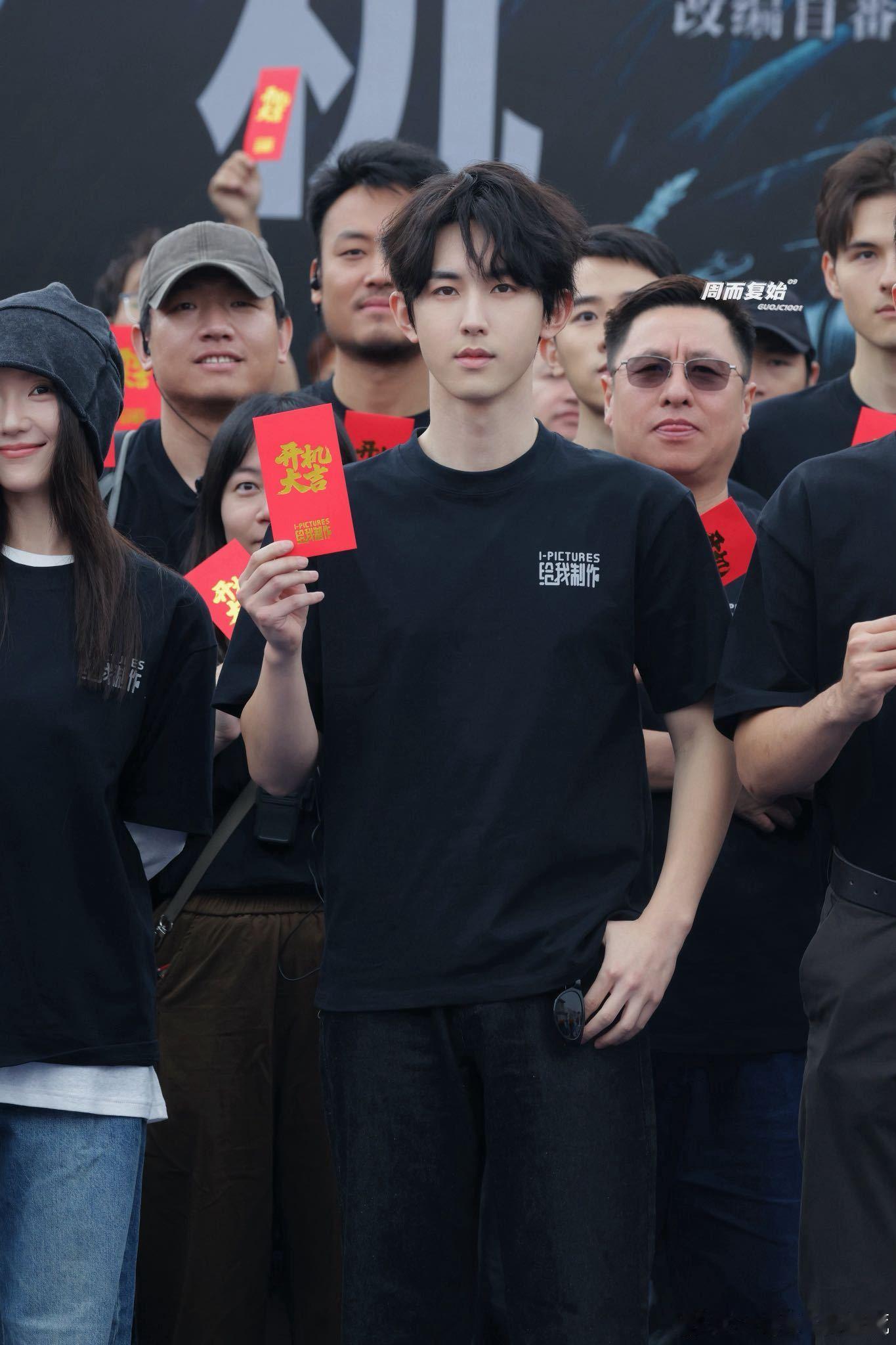 郭俊辰许魏洲杀人真相开机郭俊辰今天新剧开机，状态也太好了吧！戴上眼镜瞬间变身高智