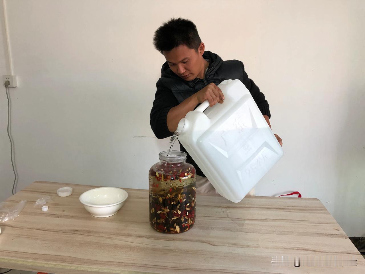 快过年了，泡些靓酒备用先！赞👍 #泡酒#