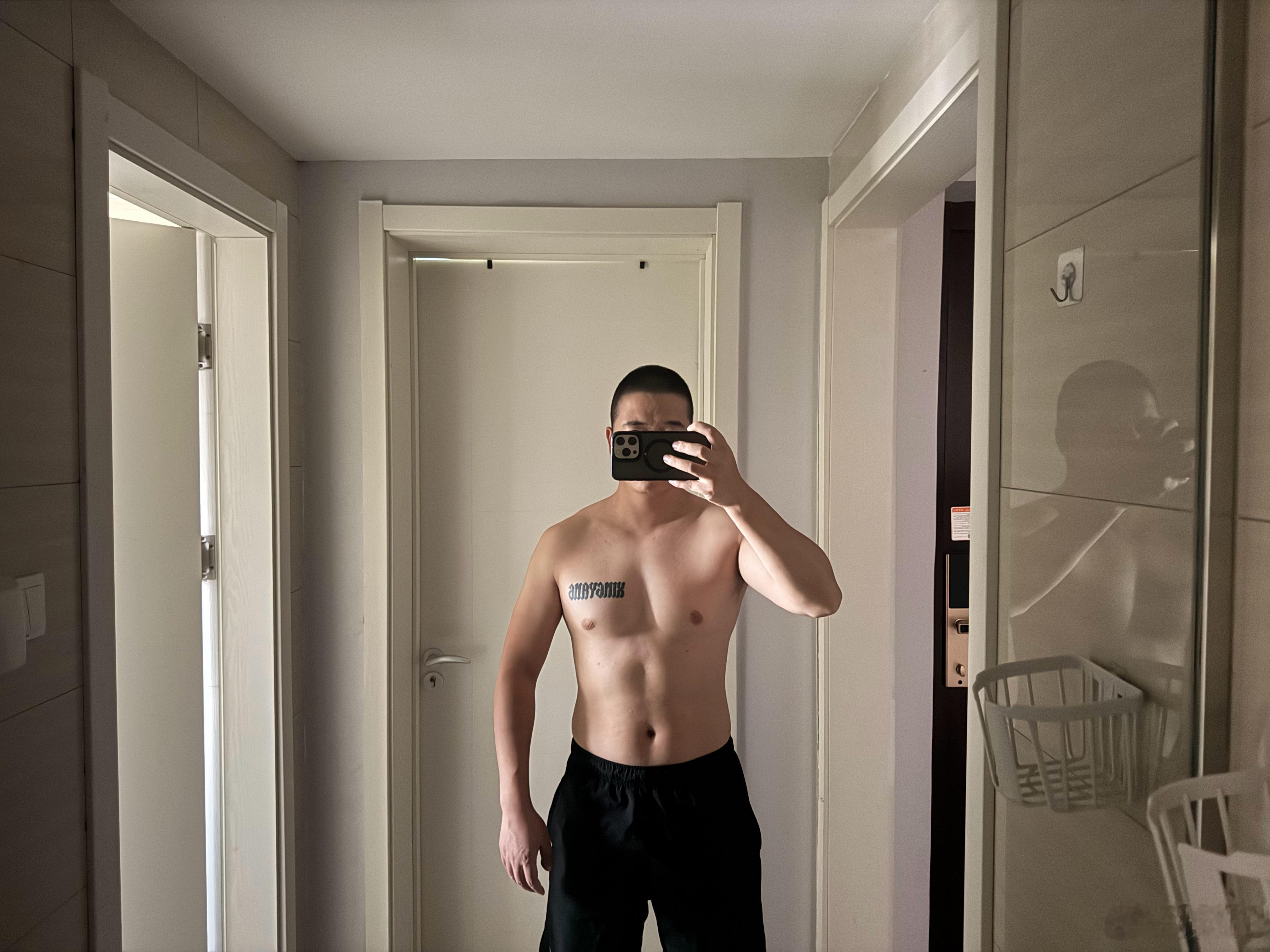 每次回到武汉家里，都觉得这个镜子真的很棒。。昨晚的战斗持续了大半个小时，nice