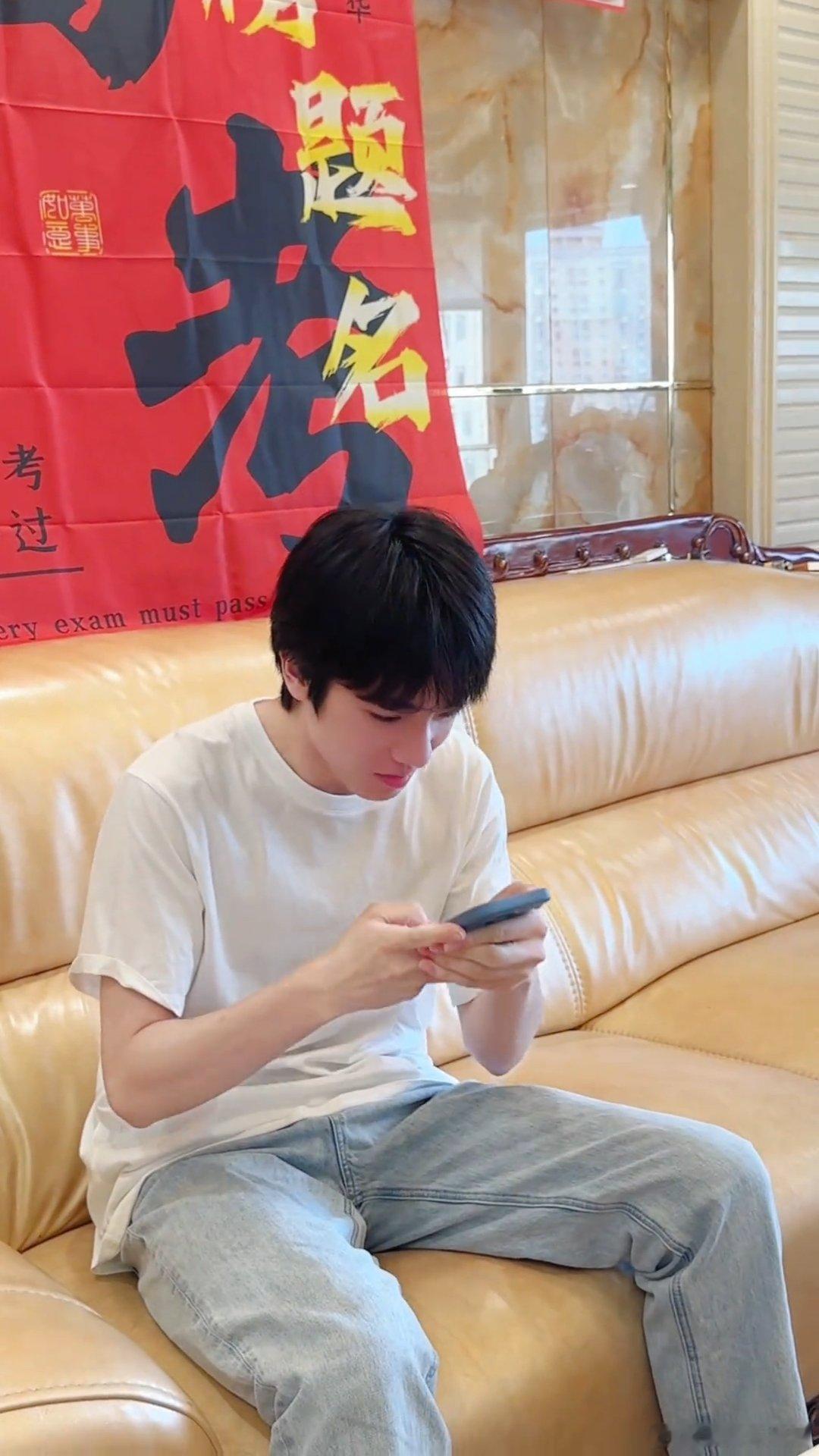 林栋哲考上中戏了林栋哲饰演者简宇熙考上中戏了 “栋哲考上大学了，我同你阿爷都不晓