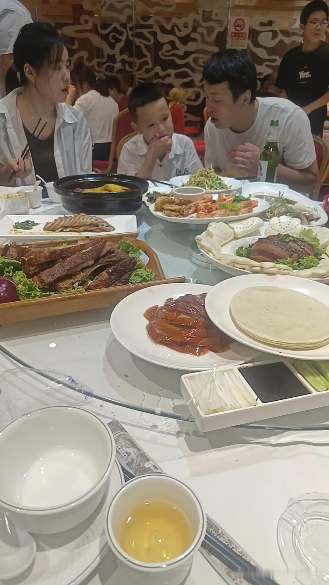 女儿已经办完了辞职手续，今天去北京怀柔区参加我外甥的婚宴，明天回老家了。
看着我