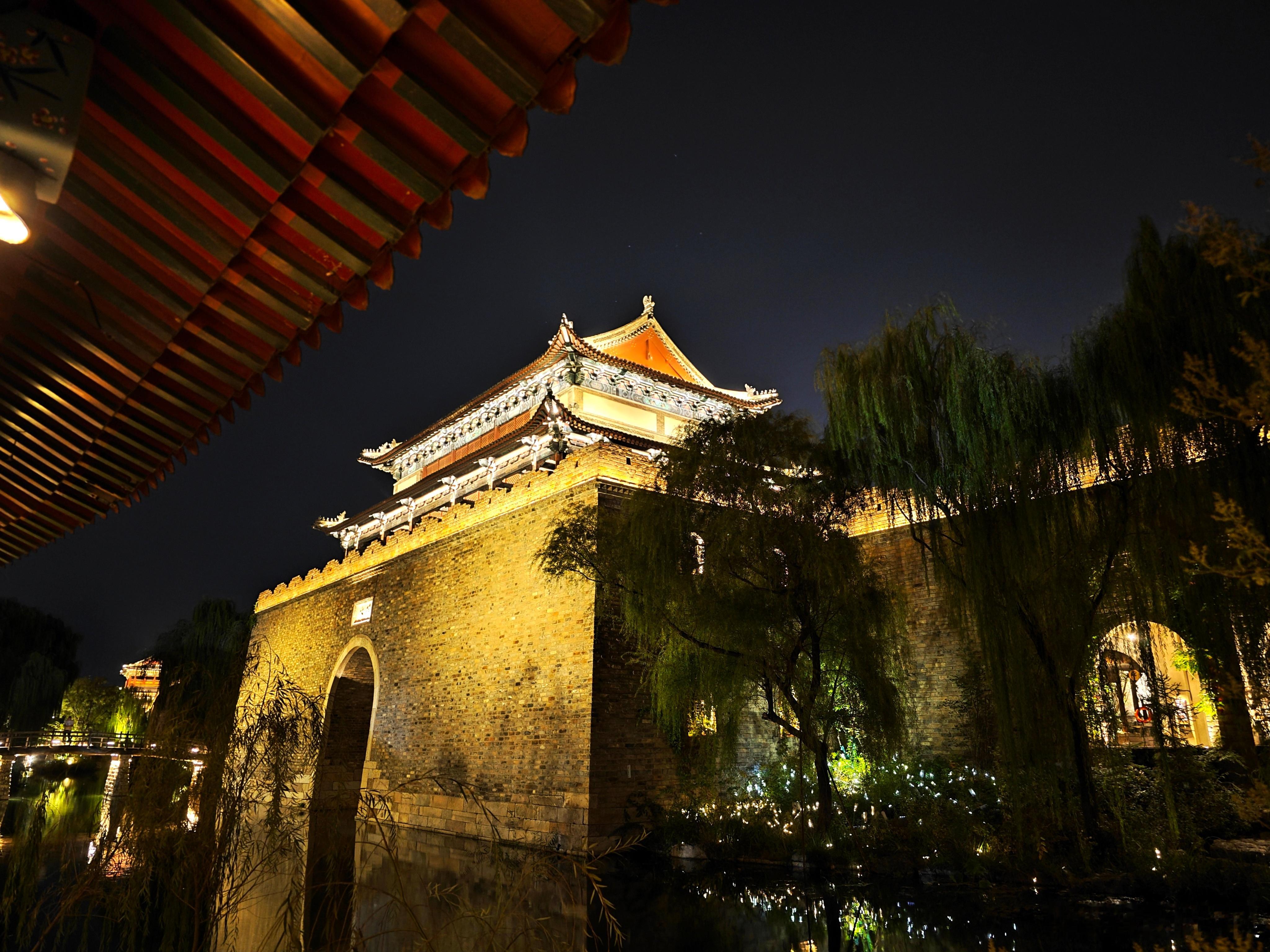 明水古城国际泉水度假区以百脉泉、眼明泉“两泉贯通”为核心, 绣源河、绣江河“两河