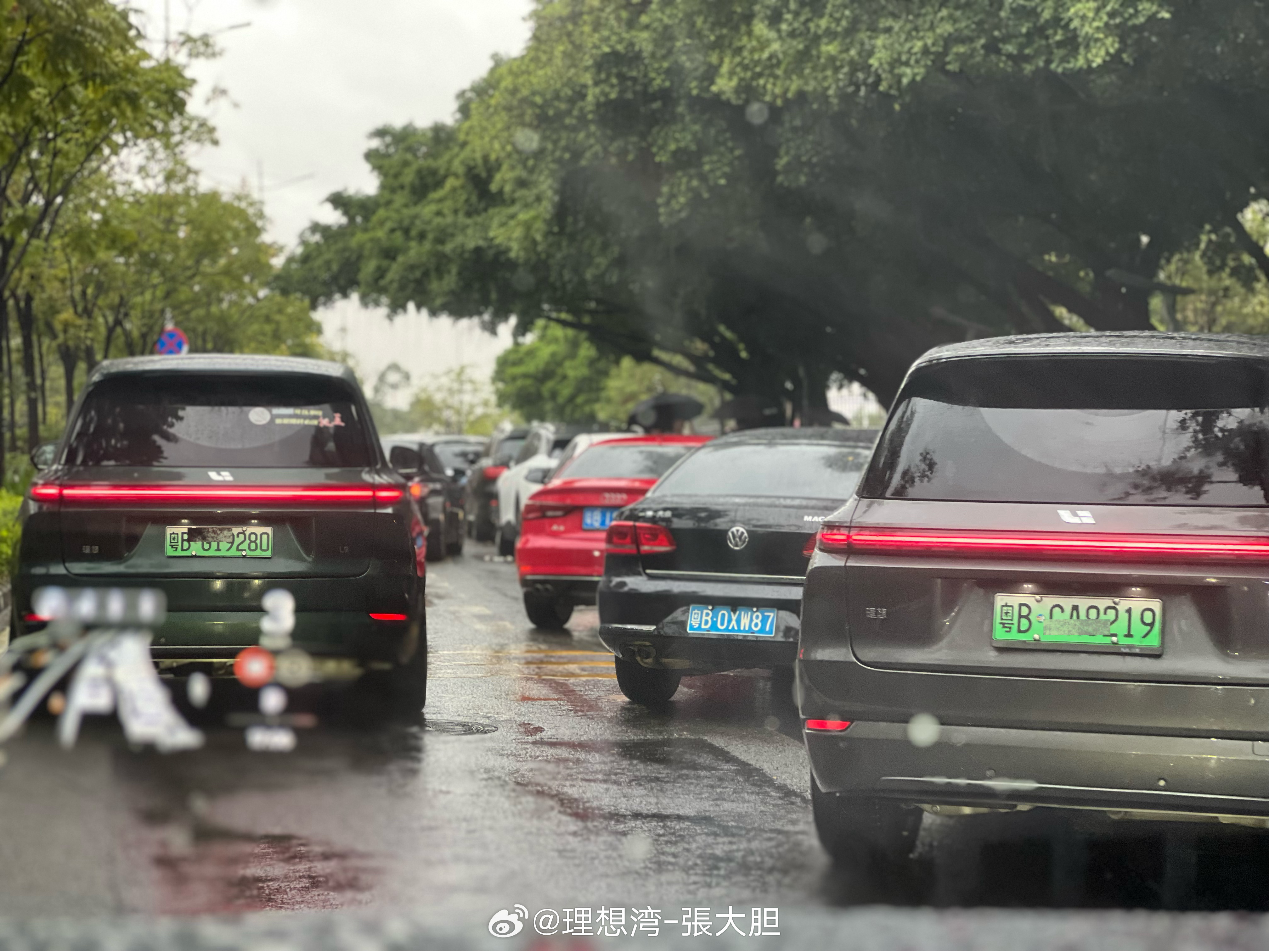 一直下雨的深圳，随处可见的理想汽车 。 ​​​
