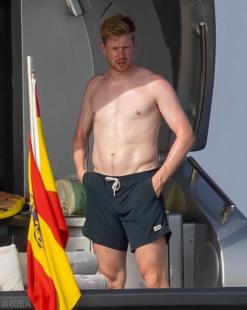 德布劳内的水桶腰，他不需要回炉深造[捂脸]，和家人玩水，才是其乐融融的事，管他那