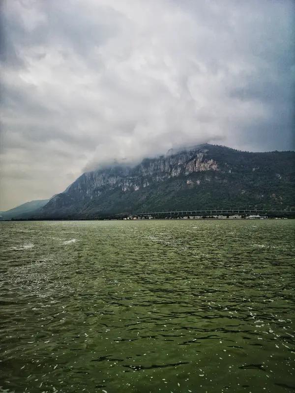 最近云南滇池多人“放生”矿泉水的事儿太离谱了！1月18日，昆明滇池边一群人成箱地